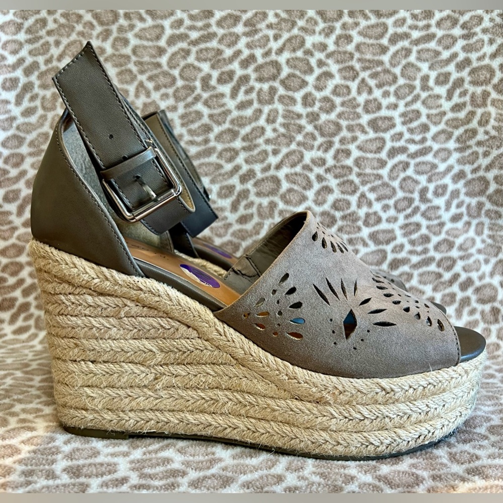 Indigo Rd. Gray Wedge Sandal Ankle Strap Size 8.5